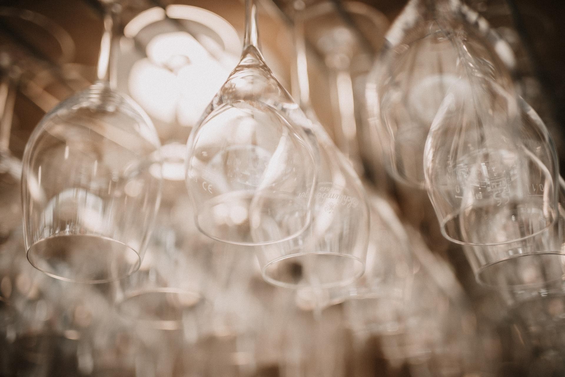 Weinglaeser-haengend-am-Weinstand-der-Familie-Briem