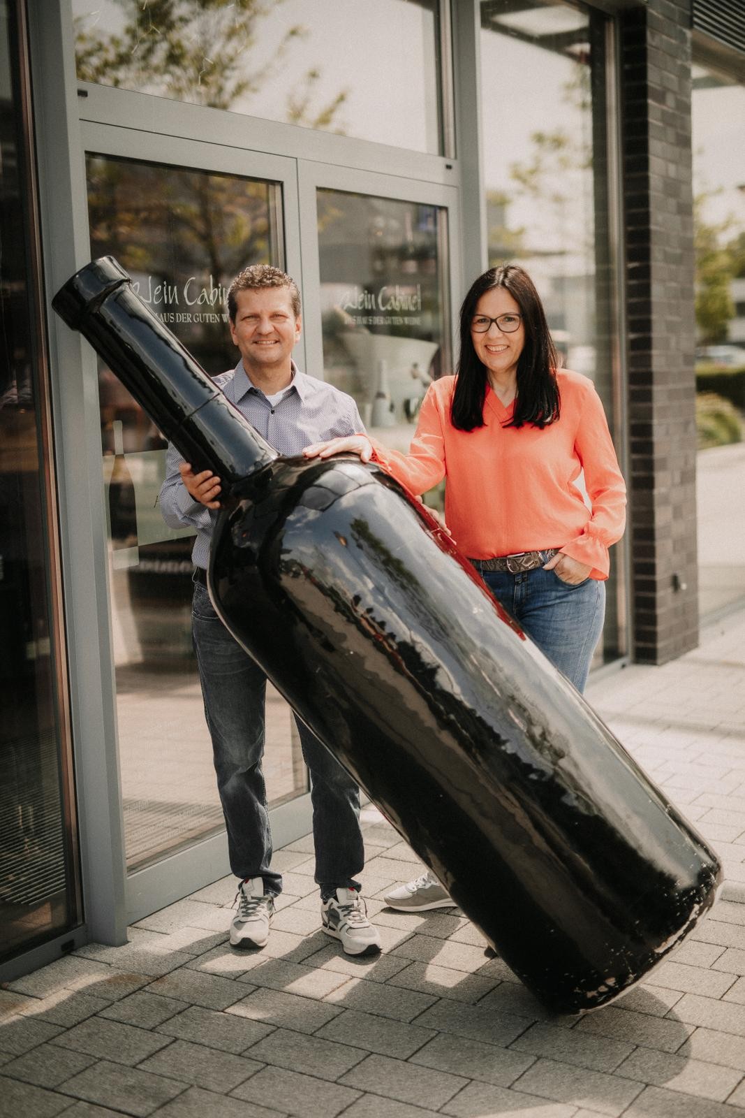 Ehepaar-Briem-mit-Riesen-Weinflasche